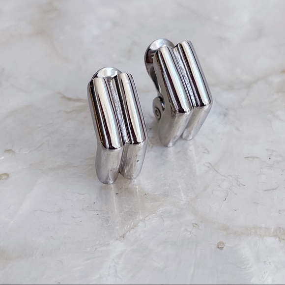 Monet Silver Tone Ribbed Pyramid Clip On Classic Earrings 1” - Picture 5 of 13